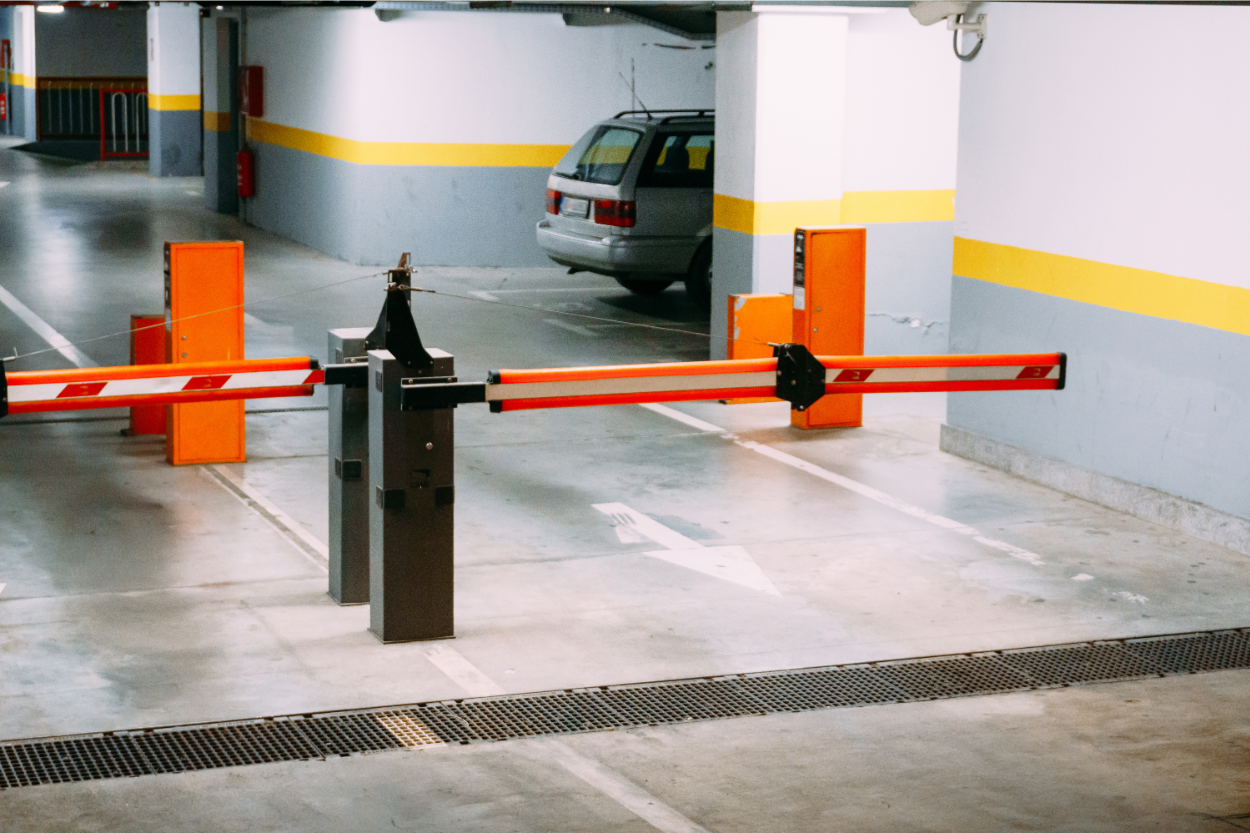 Automaty przy szlabanach umożliwiają sprawną kontrolę dostępu do parkingu, rejestrację czasu postoju oraz pobór opłat
