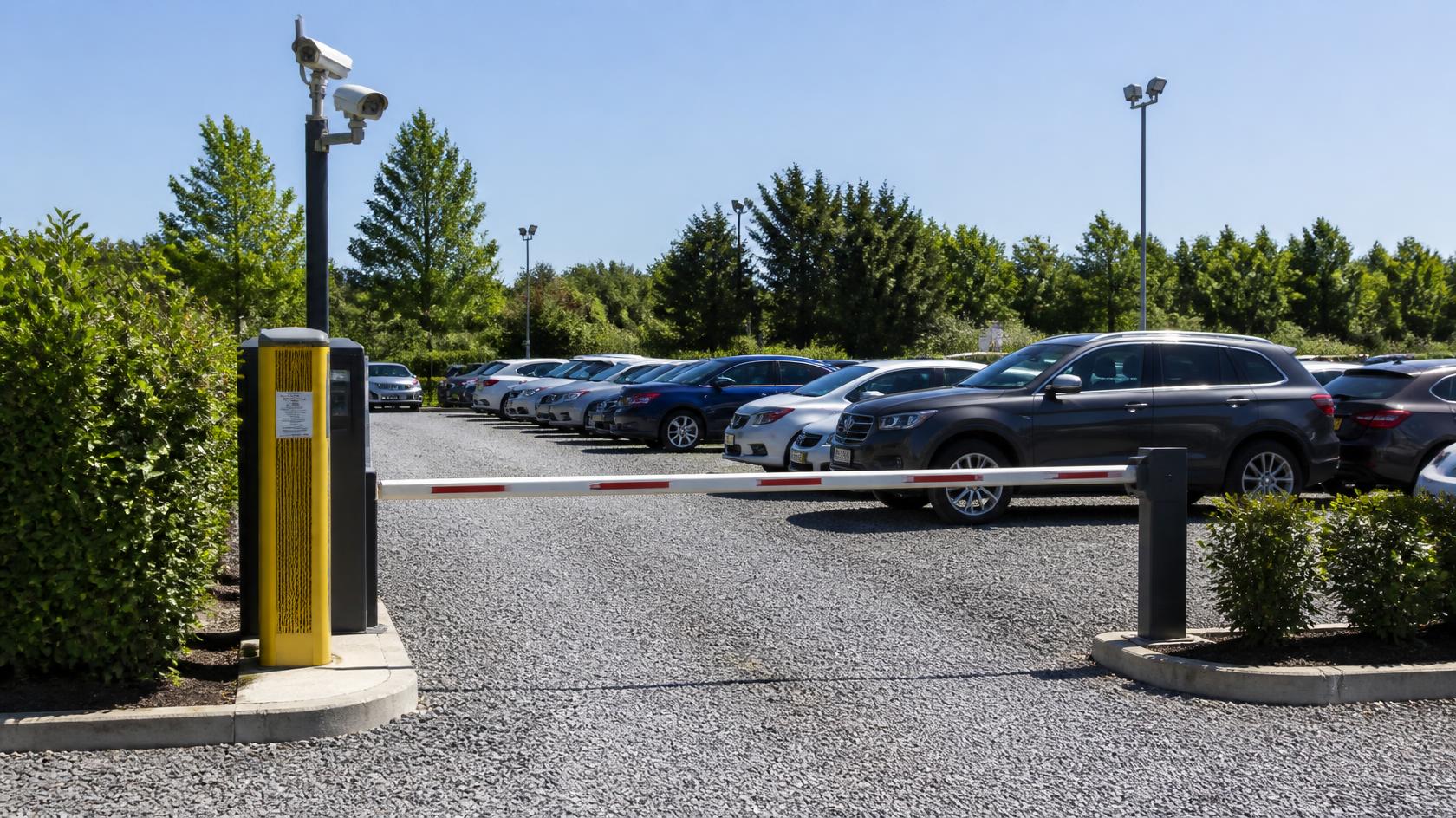 Na co zwrócić uwagę, wybierając prywatny długoterminowy parking przy lotnisku?