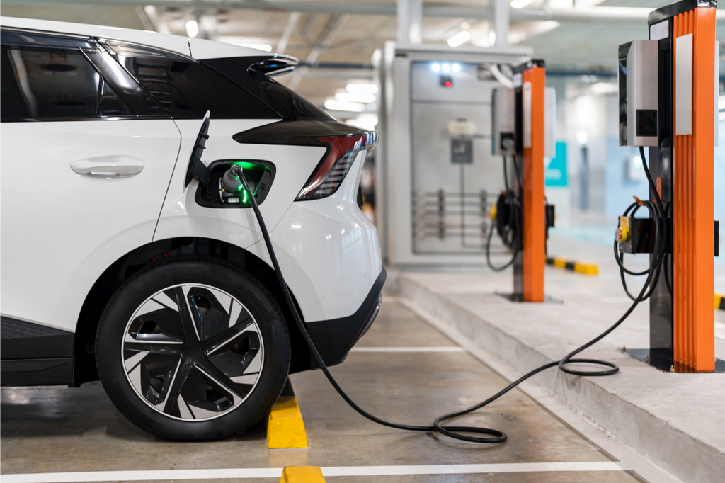 Stacje ładowania samochodów elektrycznych zajmują wydzielone miejsca postojowe, zapewniając kierowcom wygodny dostęp do energii